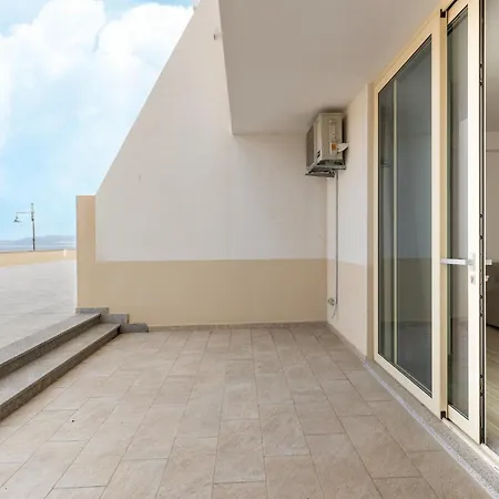 With Air Conditioning In דירה *