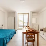 Aria Condizionata E Terrazza Vista Mare 아파트